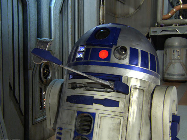 R2_holdingcomlink.jpg