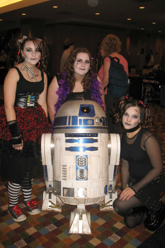 3girlswithr2d2