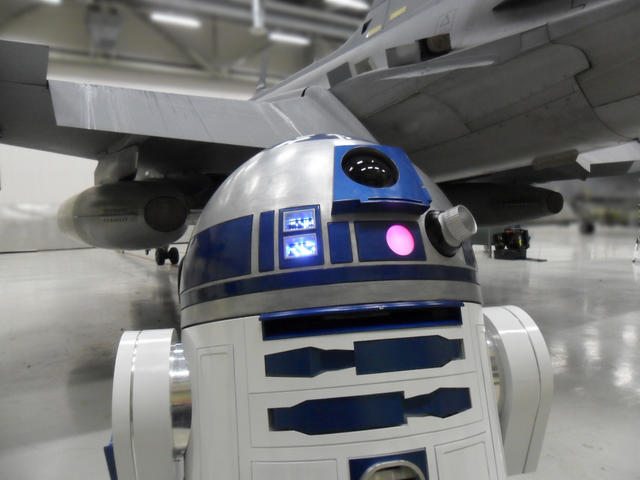 R2_Servicing_Fighters_2